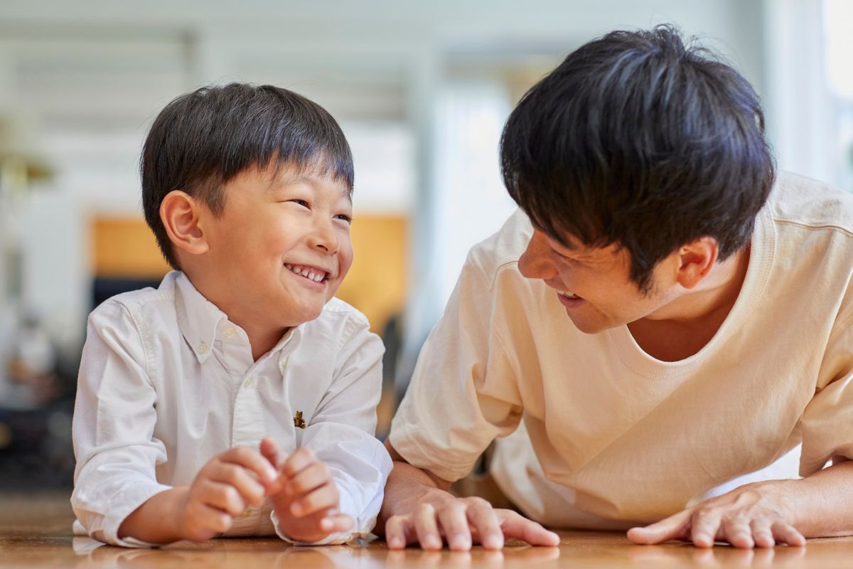 会話する親子